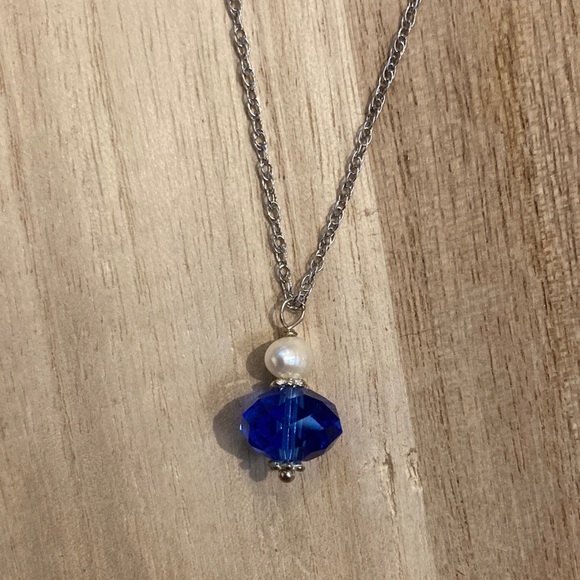 Crystal and Pearl Necklace - Picture 2 of 3